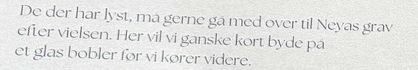 Et udsnit af indbydelsen, hvor der står, at gæsterne må gå med over til Neyas grav efter vielsen.