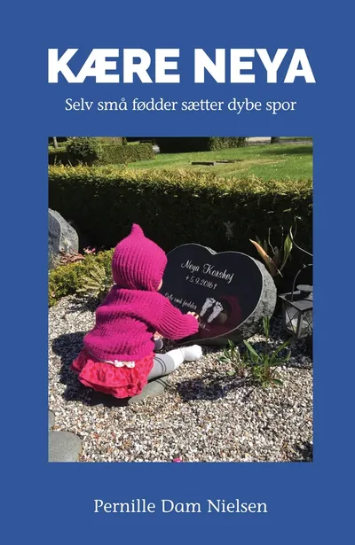 Bogens omslag: mørkeblå baggrund med titlen Kære Neya, og et lille barn i pink strikjakke ved en hjerteformet sten med to fodaftryk
